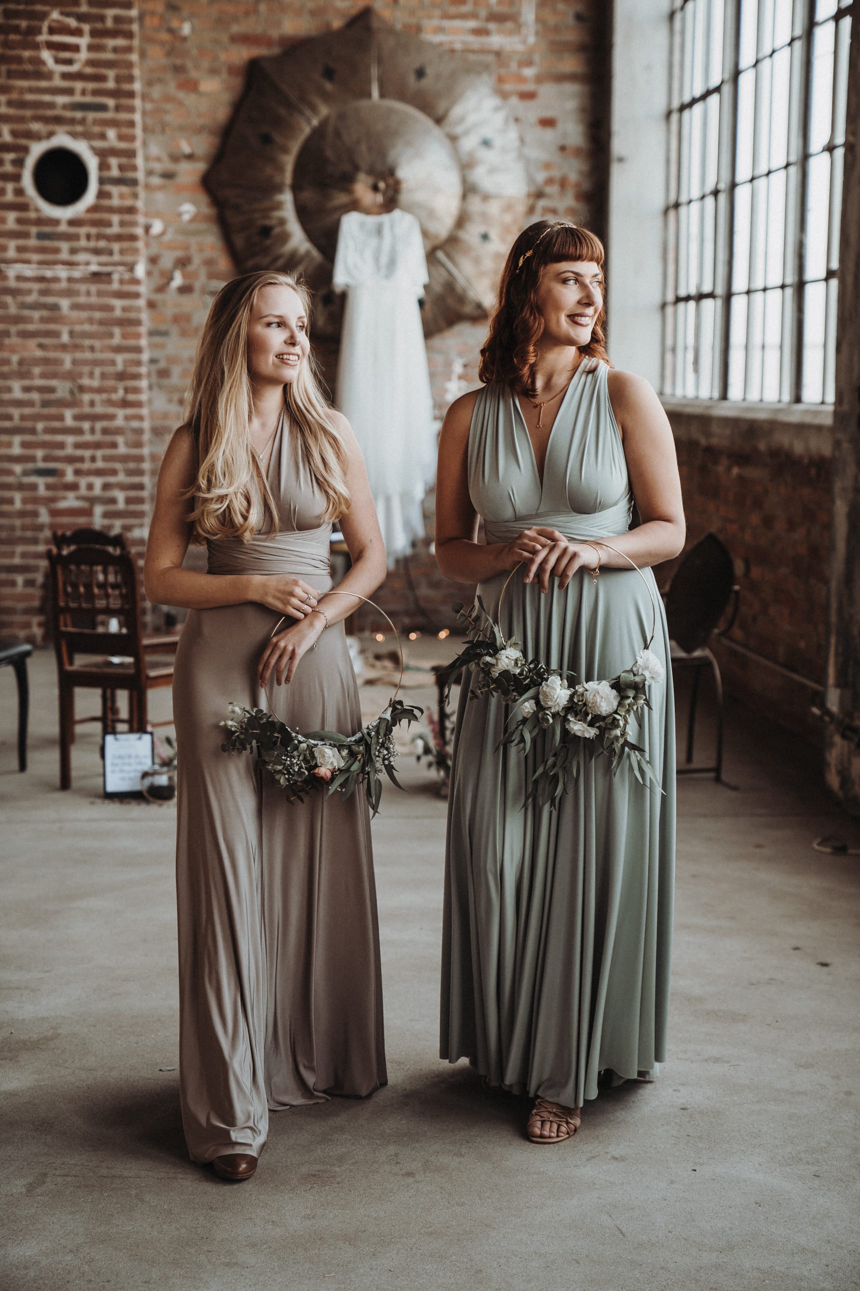Braune_und_beige_Kleidung_Brautpaar_und_Hochzeit_01